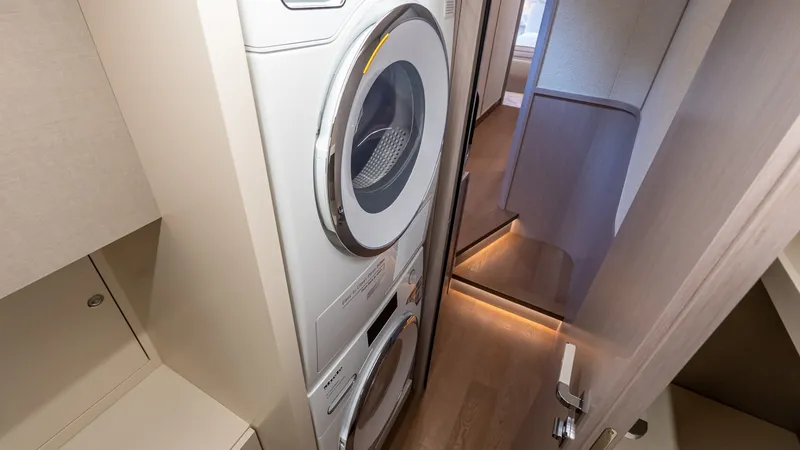Slide: The Image of Absolute Navetta 70 2027 - 6006450
