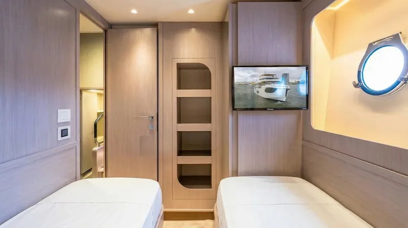 Slide: The Image of Absolute Navetta 70 2027 - 6006438