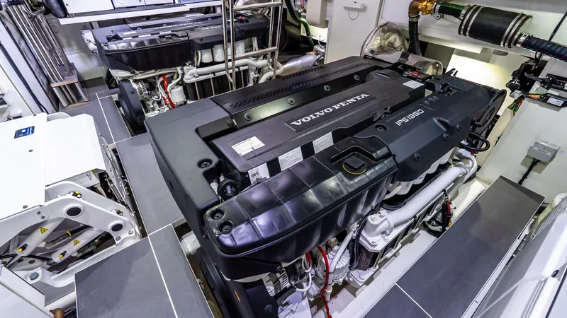 Slide: The Image of Absolute Navetta 70 2027 - 6006476