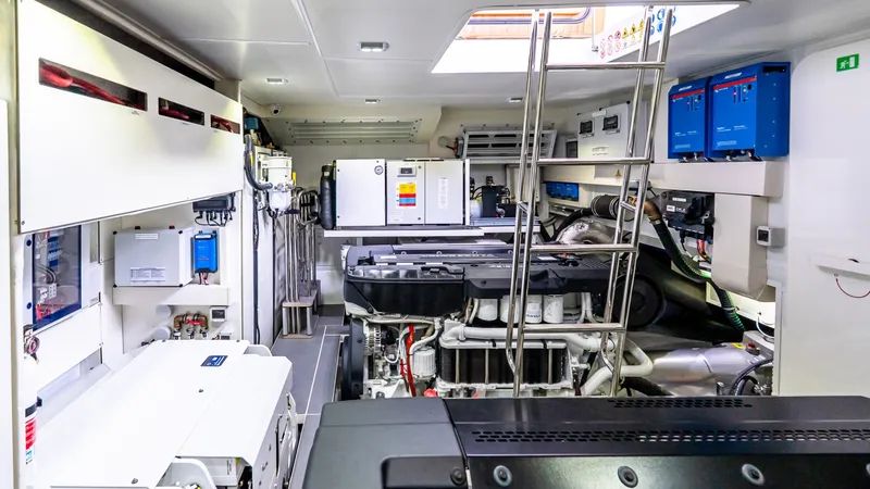 Slide: The Image of Absolute Navetta 70 2027 - 6006477