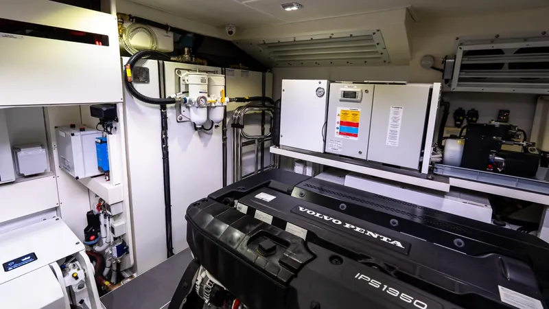 Slide: The Image of Absolute Navetta 70 2027 - 6006490