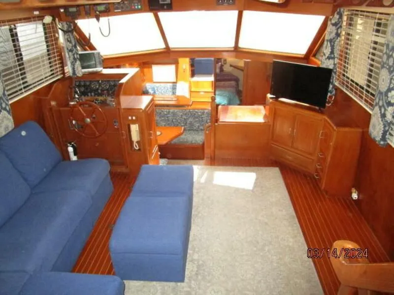 Slide: The Image of 48' Camargue salon forward - 4236638
