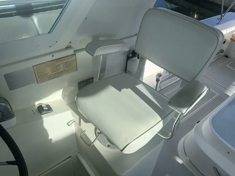 Slide: The Image of 2000 Albin 28 TE Helm - 4336396