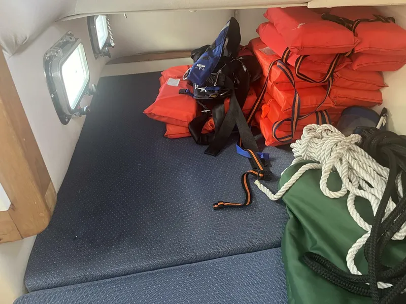 Slide: The Image of 2000 Albin 28 TE Guest Berth - 4336408