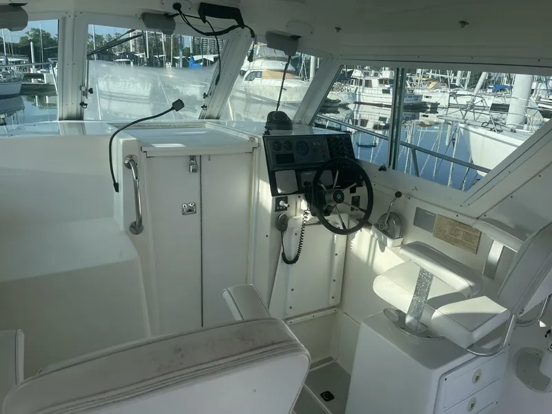 Slide: The Image of 2000 Albin 28 TE Helm - 4336392
