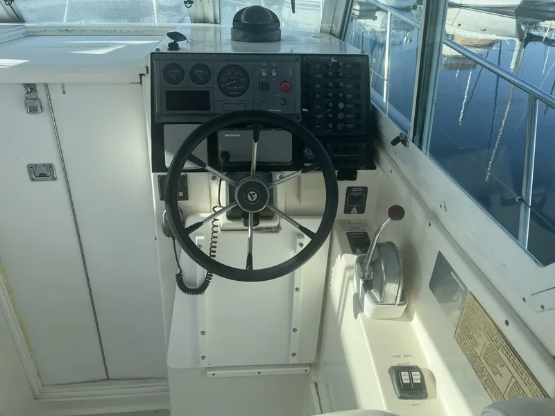 Slide: The Image of 2000 Albin 28 TE Helm - 4336393