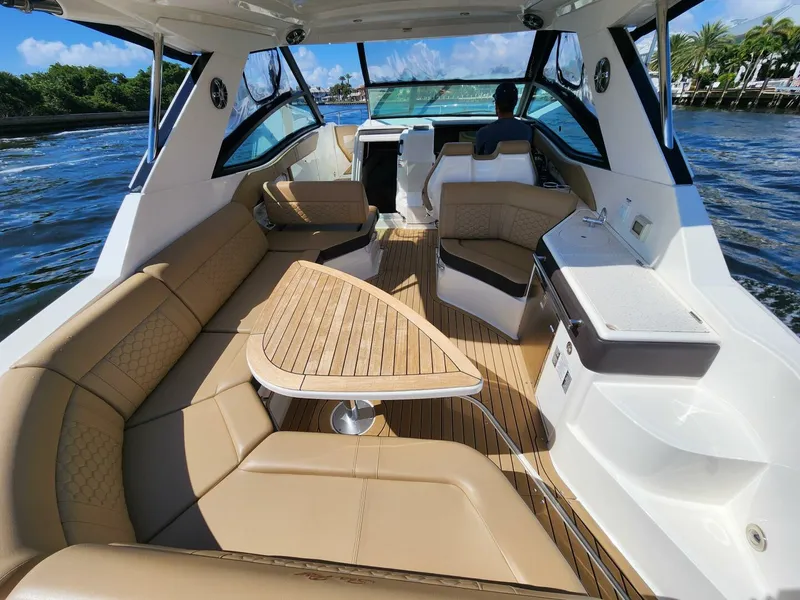 Slide: The Image of Sea Ray 320 Sundancer 2021 - 4362734