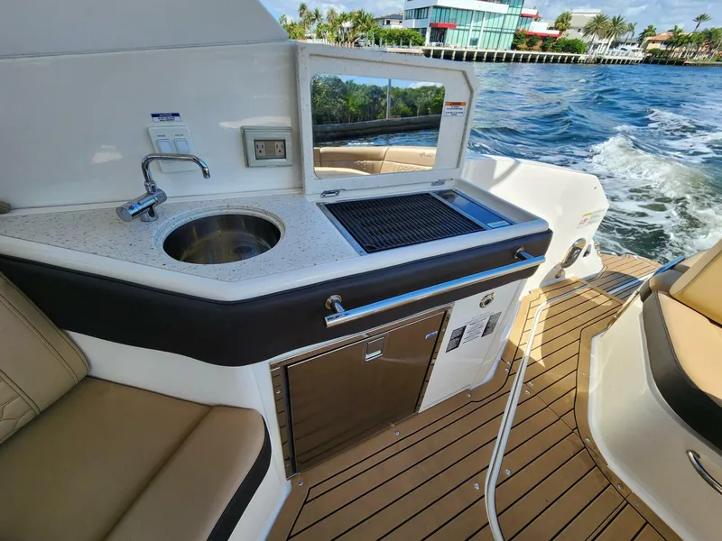 Slide: The Image of Sea Ray 320 Sundancer 2021 - 4362735