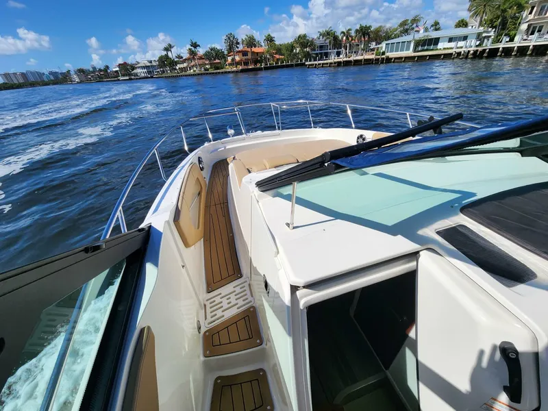 Slide: The Image of Sea Ray 320 Sundancer 2021 - 4362736