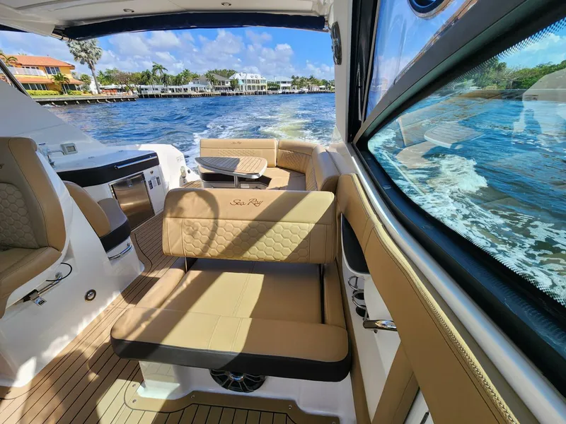Slide: The Image of Sea Ray 320 Sundancer 2021 - 4362738