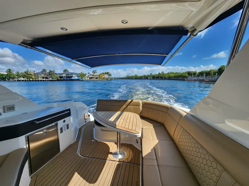 Slide: The Image of Sea Ray 320 Sundancer 2021 - 4362741