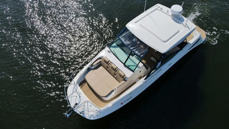 Slide: The Image of Sea Ray 320 Sundancer 2021 - 4362725