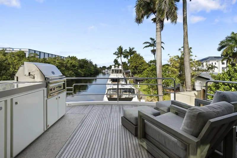 Slide: The Image of Monte Carlo Yachts MCY 76 Skylounge 2021 - 4249527