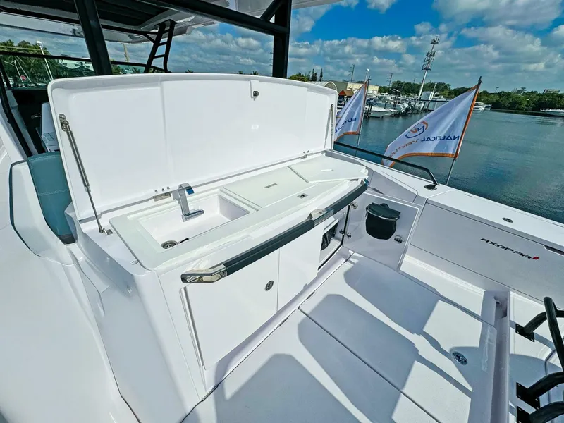 Slide: The Image of Axopar 37 Sun Top 2024 - 5351061