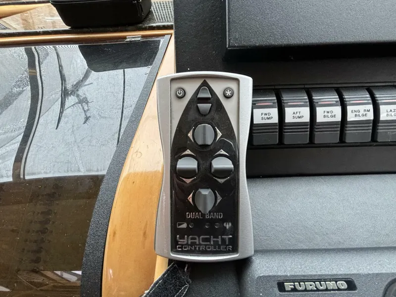 Slide: The Image of Vitech Vitech 68 Pilothouse 1999 - 4271300