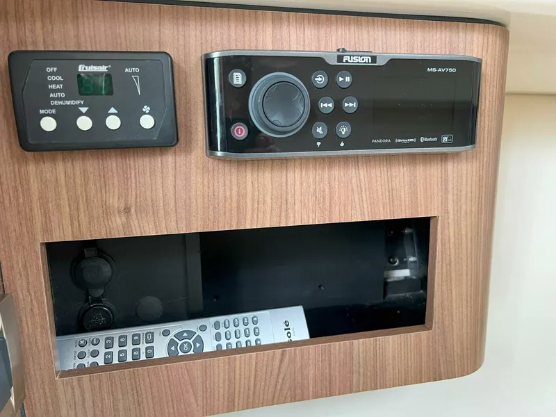 Slide: The Image of Boston Whaler 285 Conquest 2017 - 4286696