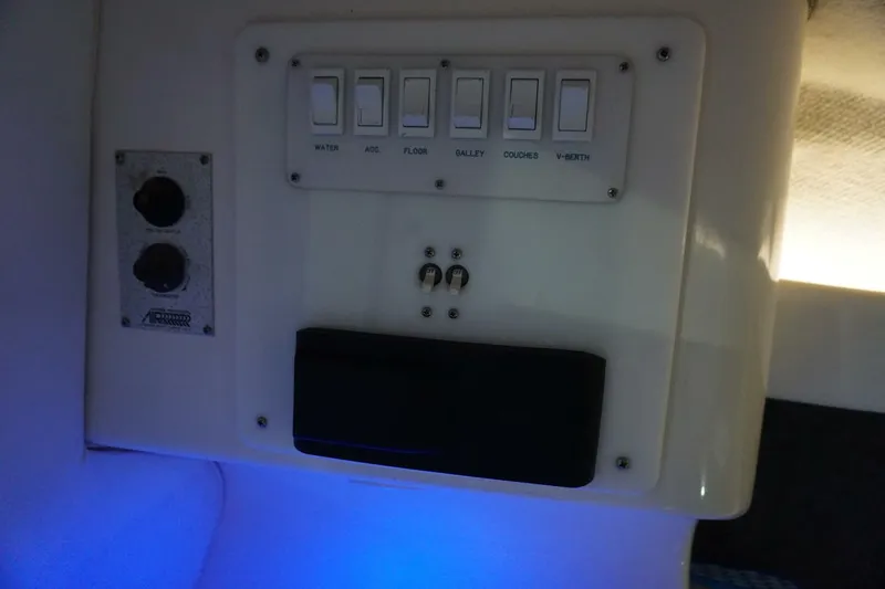 Slide: The Image of 1998 32 Active Thunder 32 CC Ms. Rita V Berth (4) - 4302153