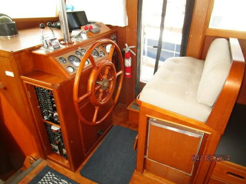 Slide: The Image of 46' Grand Bank lower helm1 - 4315993