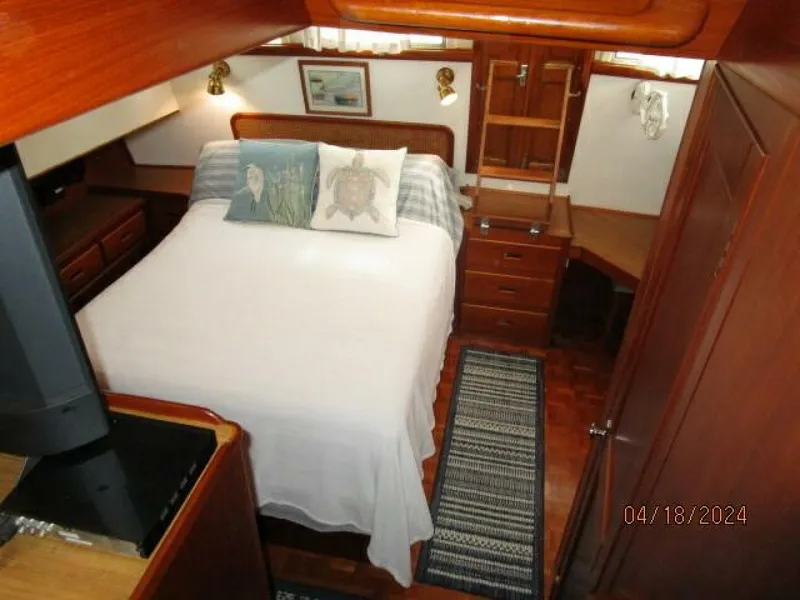 Slide: The Image of 46' Grand Banks master stateroom - 4315995