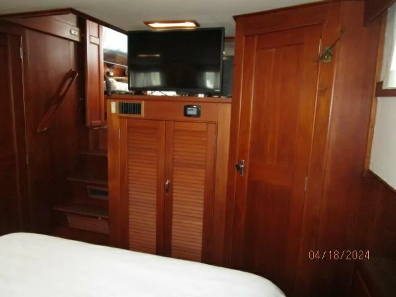 Slide: The Image of 46' Grand Banks master stateroom forward - 4315997