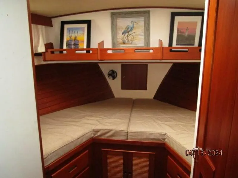 Slide: The Image of 46' Grand Banks guest stateroom - 4315984