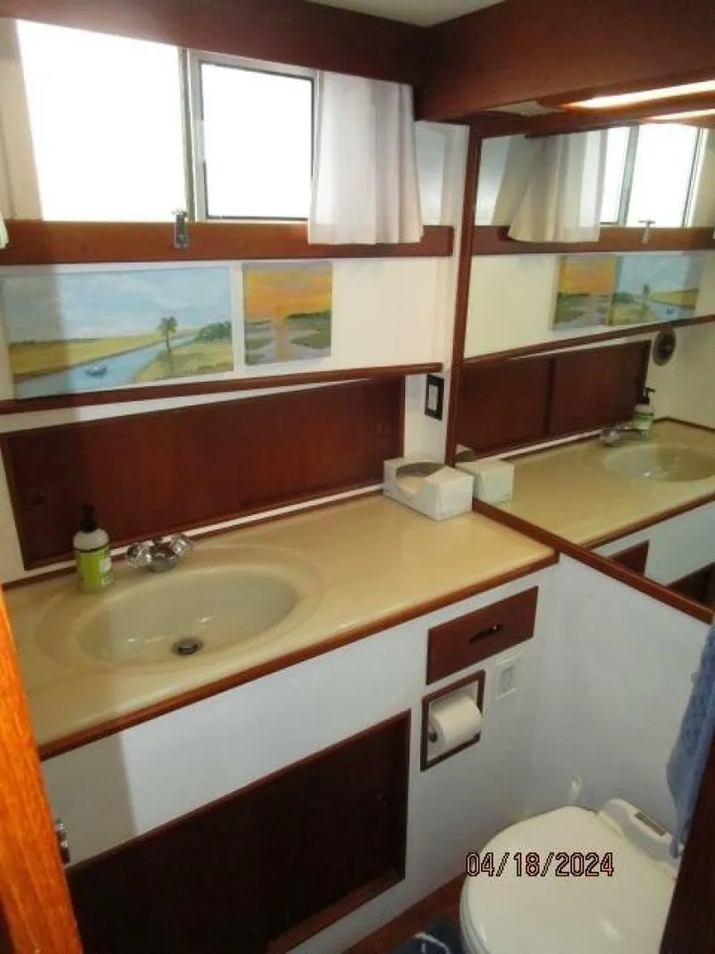 Slide: The Image of 46' Grand Banks guest stateroom head - 4315985