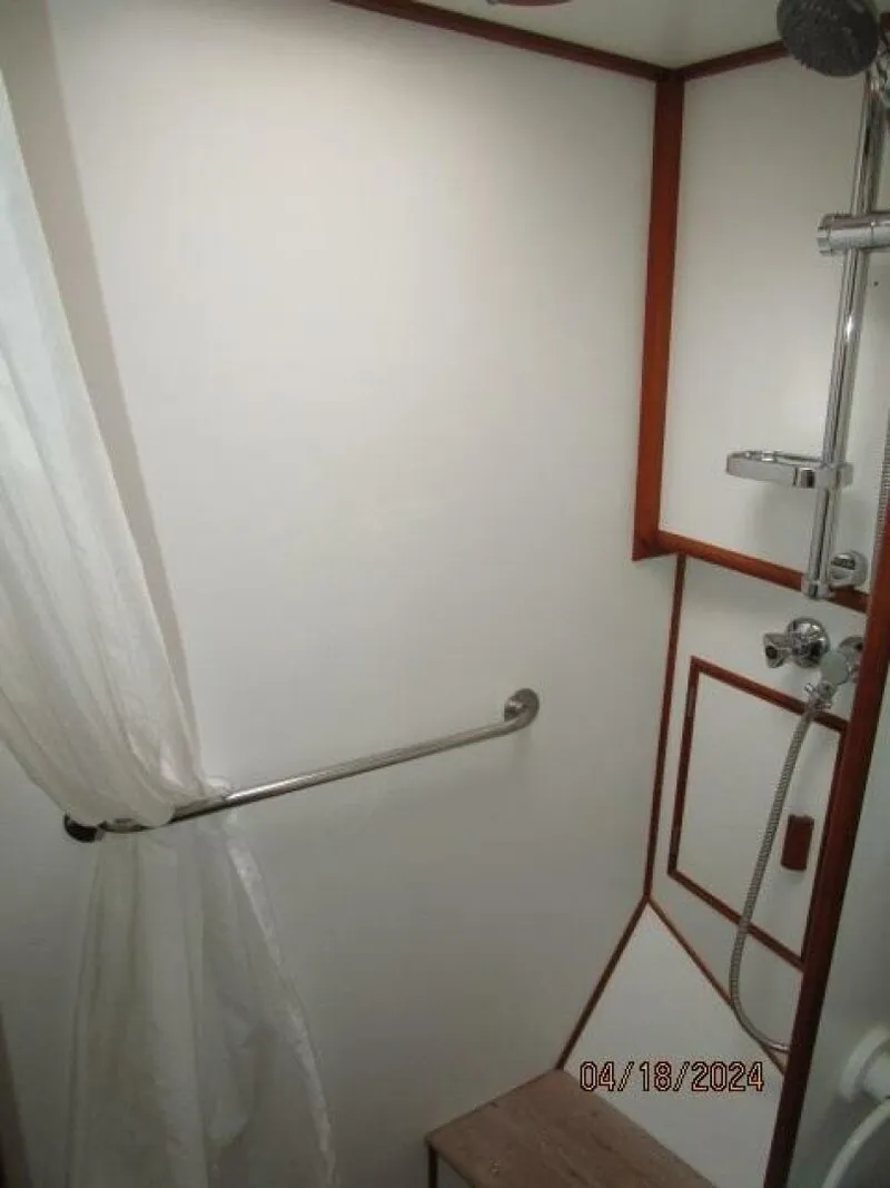 Slide: The Image of 46' Grand Bank guest stateroom shower - 4315987