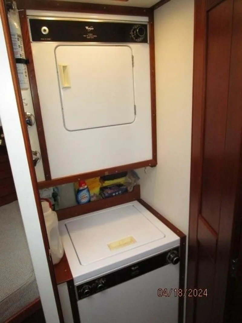 Slide: The Image of 46' Grand Bank washer-dryer - 4316034