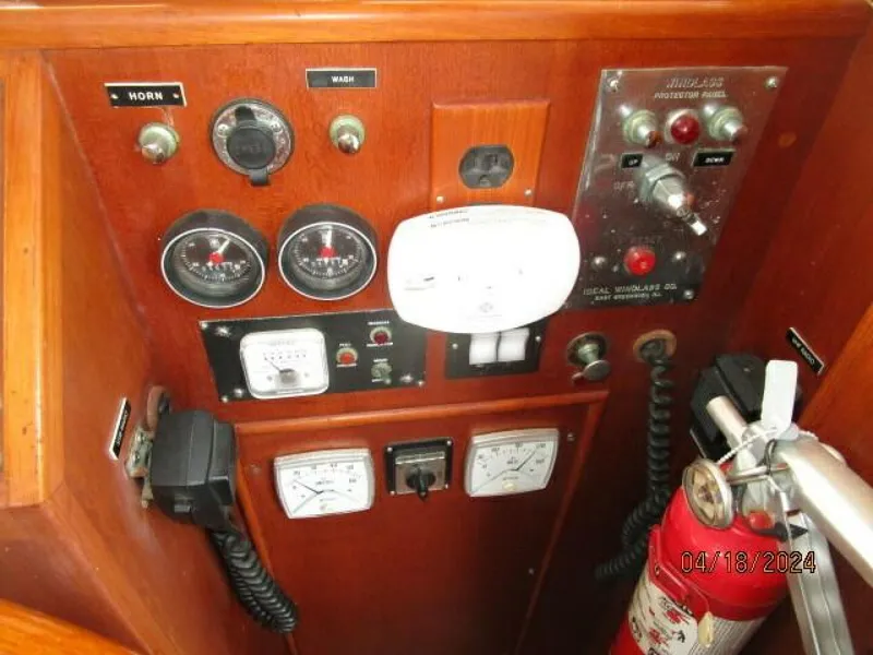 Slide: The Image of 46' Grand Bank electrical gauges - 4315992