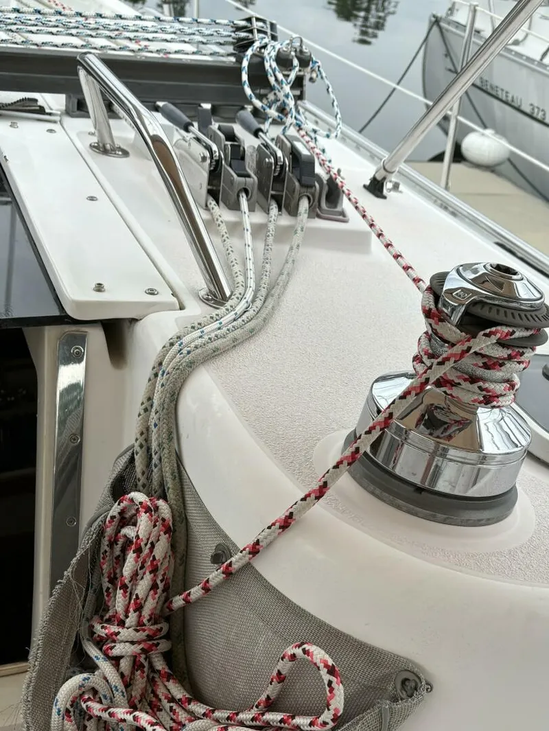 Slide: The Image of 1997 Catalina 400 Electric Halyard Winch - 4321335