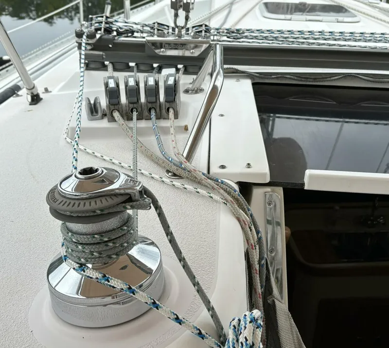Slide: The Image of 1997 Catalina 400 Halyard winch and clutches - 4321337