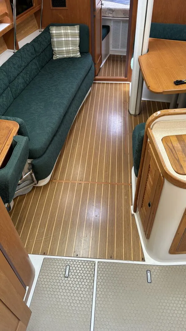 Slide: The Image of 1997 Catalina 400 Cabin sole - 4321330