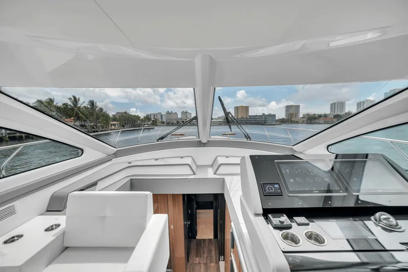 Slide: The Image of Cruisers 60 Fly 2024 - 5500075