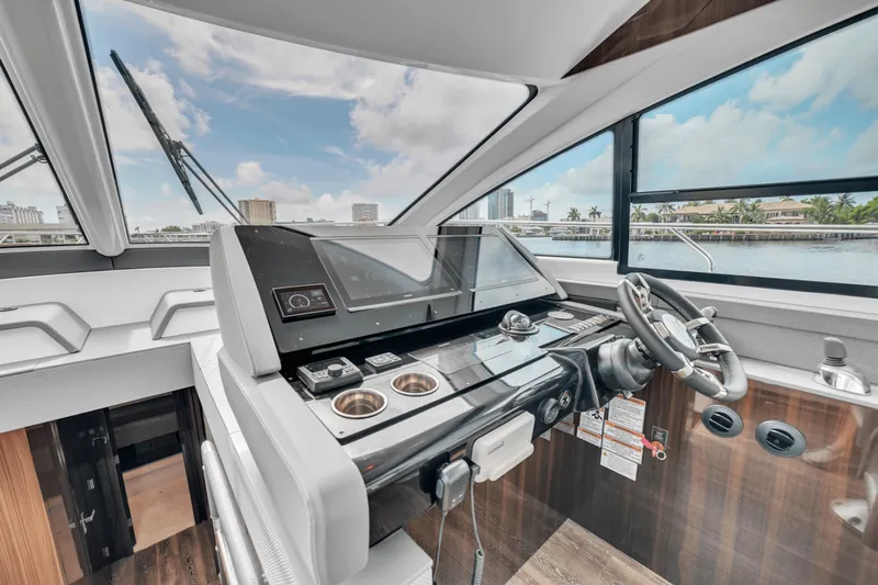 Slide: The Image of Cruisers 60 Fly 2024 - 5500077
