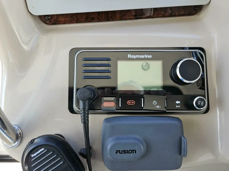 Slide: The Image of Sea Ray 320 2004 - 4412995