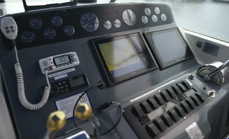 Slide: The Image of 40 Tiara 1995 400 EXP 'SPROUT' Helm - 4341066