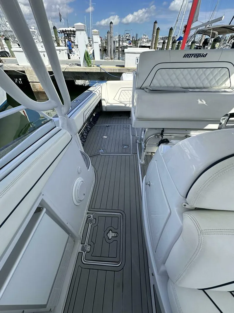 Slide: The Image of Intrepid 377 Walkaround Cuddy 2002 - 4338894