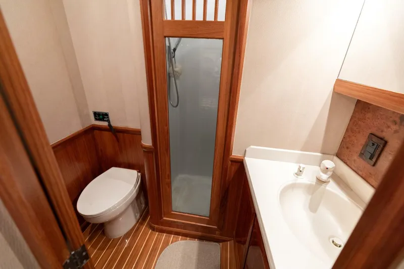 Slide: The Image of 1998 Miller Marine 60' Convertible CAT'N'AROUND-Master Head - 4351073