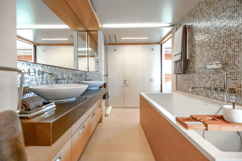 Slide: The Image of Master Bath - 4725487