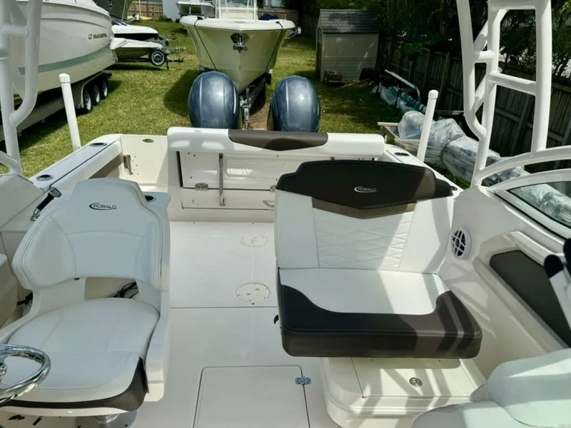 Slide: The Image of Robalo R247 Dual Console 2021 - 4363136