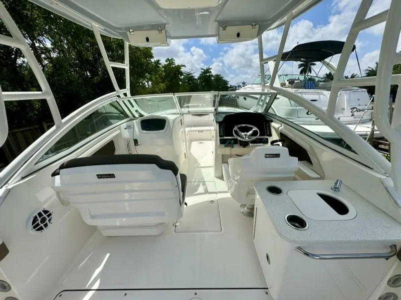 Slide: The Image of Robalo R247 Dual Console 2021 - 4363139
