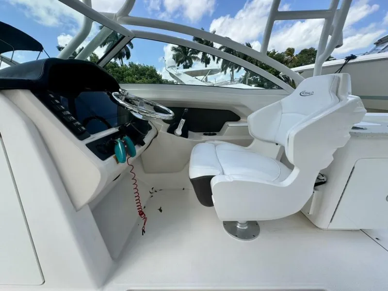 Slide: The Image of Robalo R247 Dual Console 2021 - 4363152