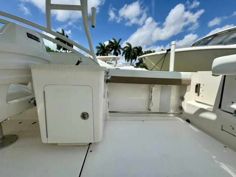 Slide: The Image of Robalo R247 Dual Console 2021 - 4363161