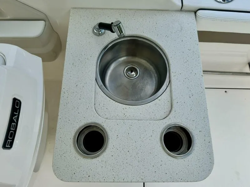 Slide: The Image of Robalo R247 Dual Console 2021 - 4363163