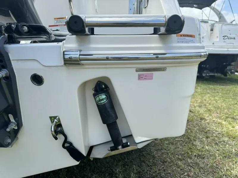 Slide: The Image of Robalo R247 Dual Console 2021 - 4363172