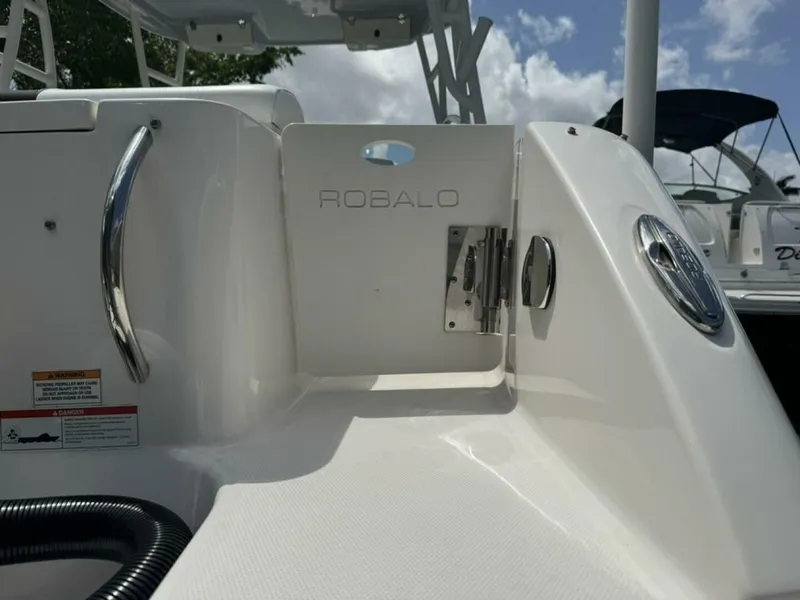 Slide: The Image of Robalo R247 Dual Console 2021 - 4363174