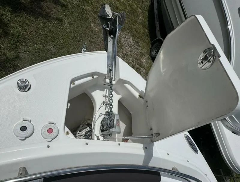 Slide: The Image of Robalo R247 Dual Console 2021 - 4363180