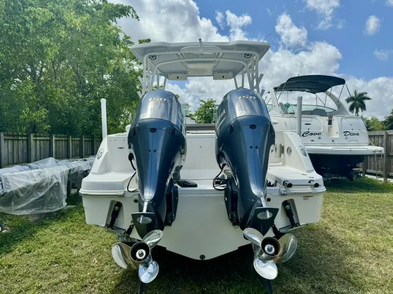 Slide: The Image of Robalo R247 Dual Console 2021 - 4363119