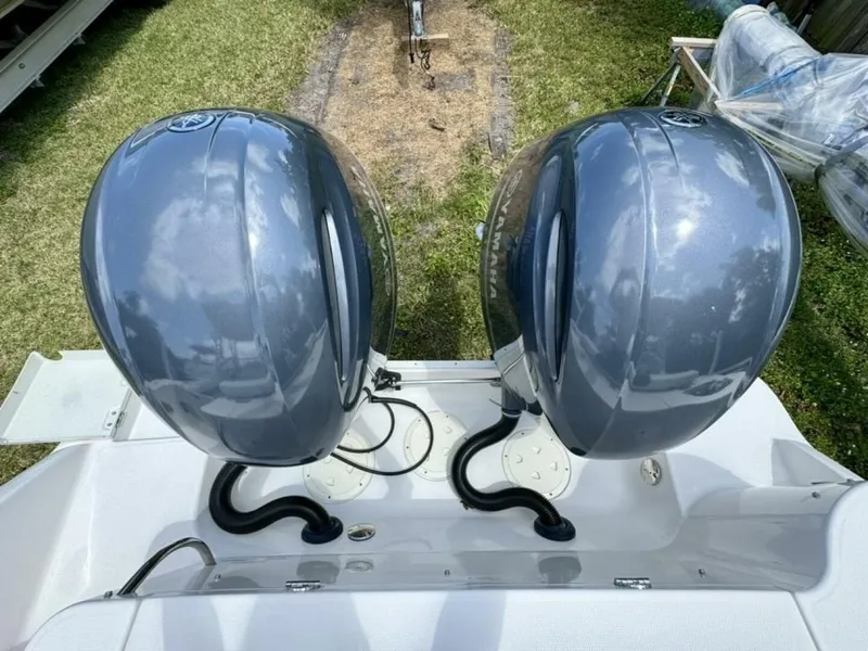 Slide: The Image of Robalo R247 Dual Console 2021 - 4363129