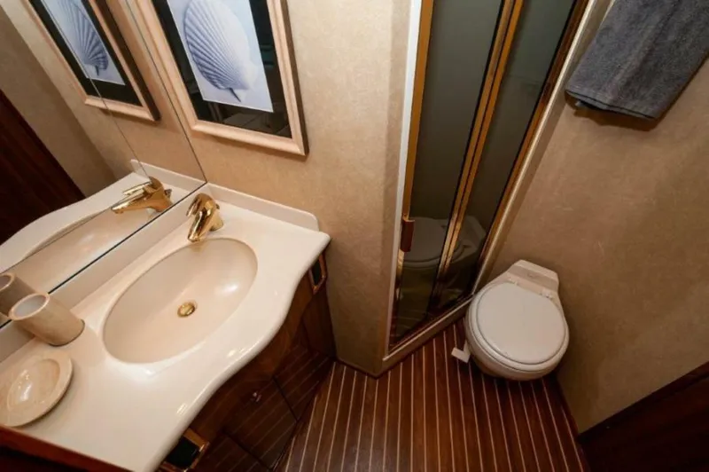 Slide: The Image of 2006 45 Viking Convertible VIP Head (2) - 4367486